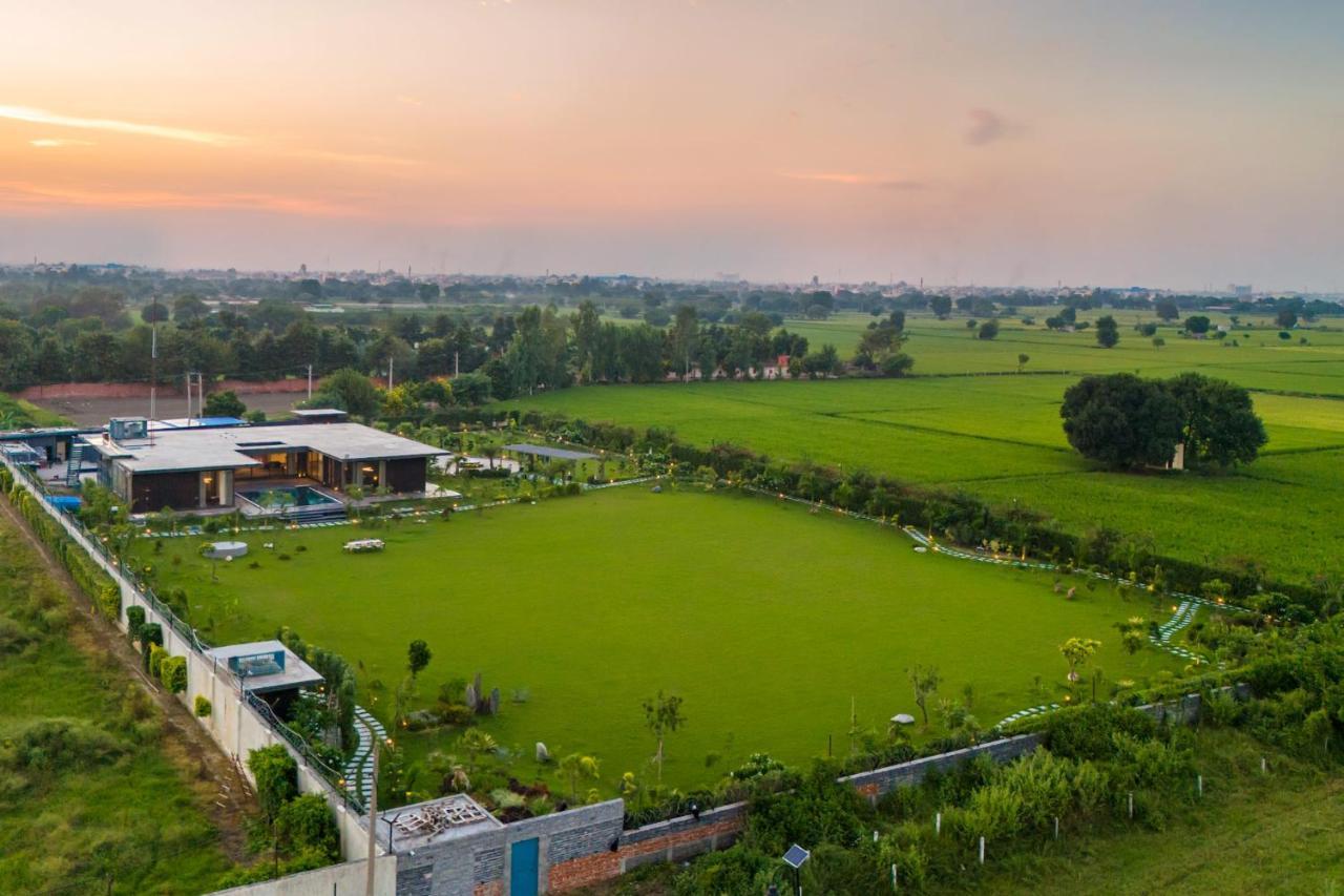 Stayvista'S Anantam - Luxury 4Br Villa With Huge Swimming Pool In Delhi New Delhi Extérieur photo