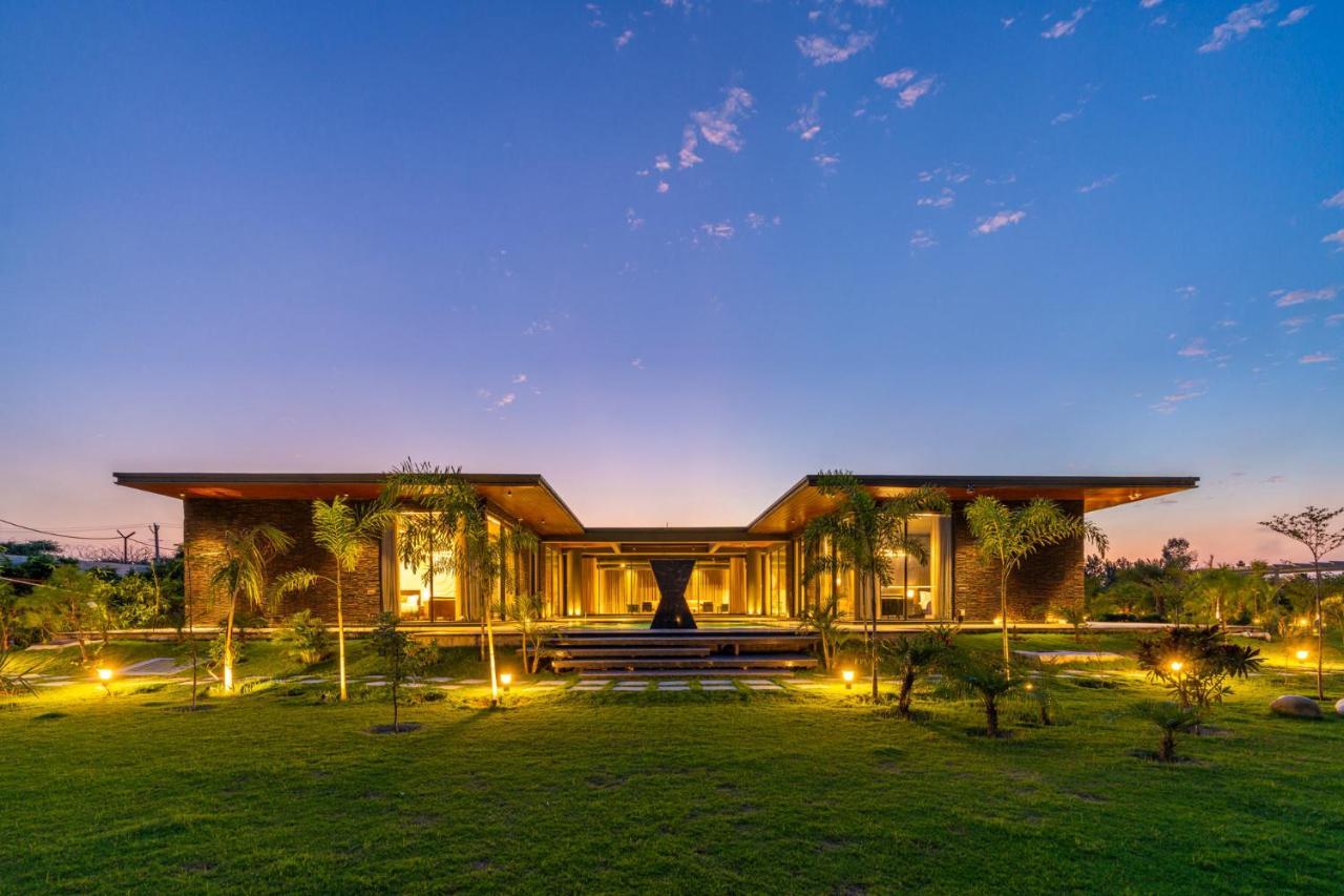 Stayvista'S Anantam - Luxury 4Br Villa With Huge Swimming Pool In Delhi New Delhi Extérieur photo